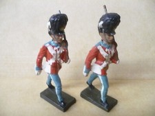 2 VINTAGE LINEOL PRE-WW2 DANISH ROYAL GUARDSMEN WHO ARE MARCHING - 7.5cm