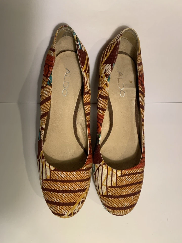 ALDO Forwood Estampado Tribal Africano Mujer Multi Punta Abierta Cuña Alto 4” Tacones 6 Foto 2 de 4