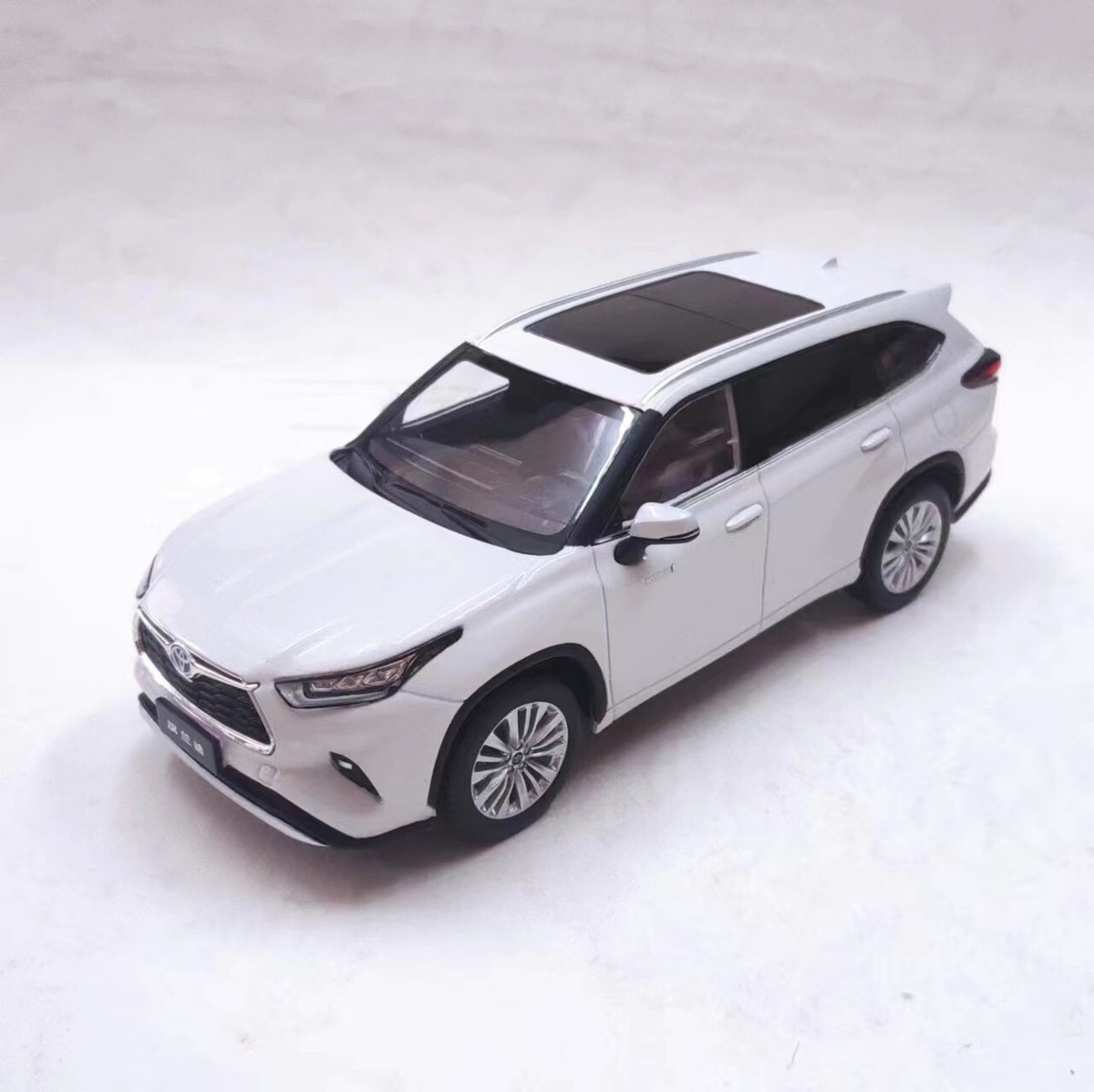 1/30 TOYOTA Highlander Hybrid LHD Version SUV 2022 Dealer model