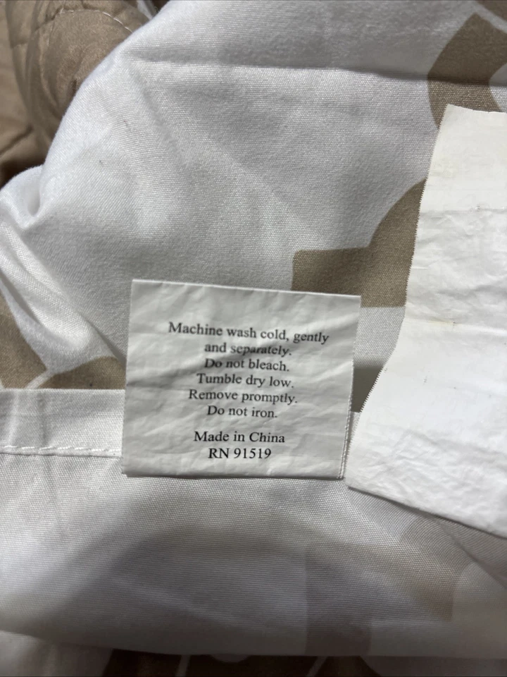 Edredón reversible con estampado blanco y tostado talla king y dos fundas Foto 3 de 3