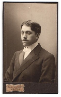 Fotografie Karl Nyström, Karlstad, Klara No. 4, Axel Anderson im Porträt 