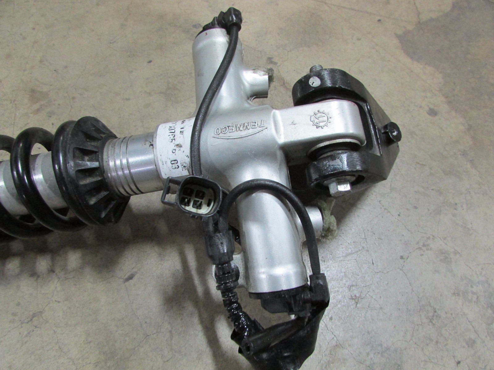 McLaren MP4-12C, RH,Front Shock Assembly With Spring & Bracket, P/N 11B0705CP 03