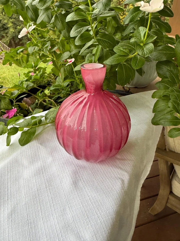 Vaso de vidro rosa vintage | Formato de bulbo com nervuras | Miss Poppy’s Emporium - Imagem 2 de 2