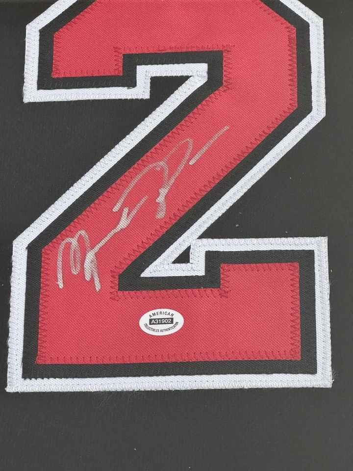 Camiseta firmada por Michael Jordan enmarcada autografiada con certificado de autenticidad Chicago Bulls negra Foto 2 de 2