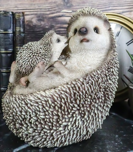 Realistic Cuddle Time Baby Hedgehog with Mother Lying On Its Back Figurine - 第 1/8 張圖片