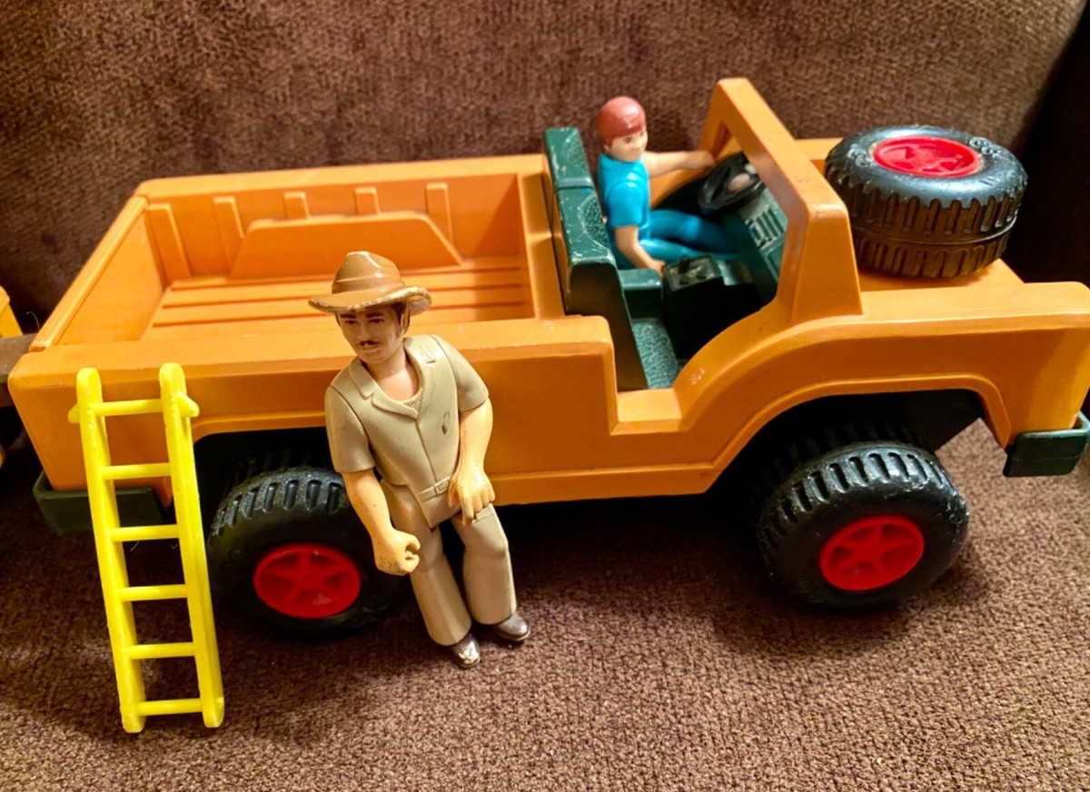 VINTAGE 1975 FISHER PRICE ADVENTURE PEOPLE WILD SAFARI #304, JEEP