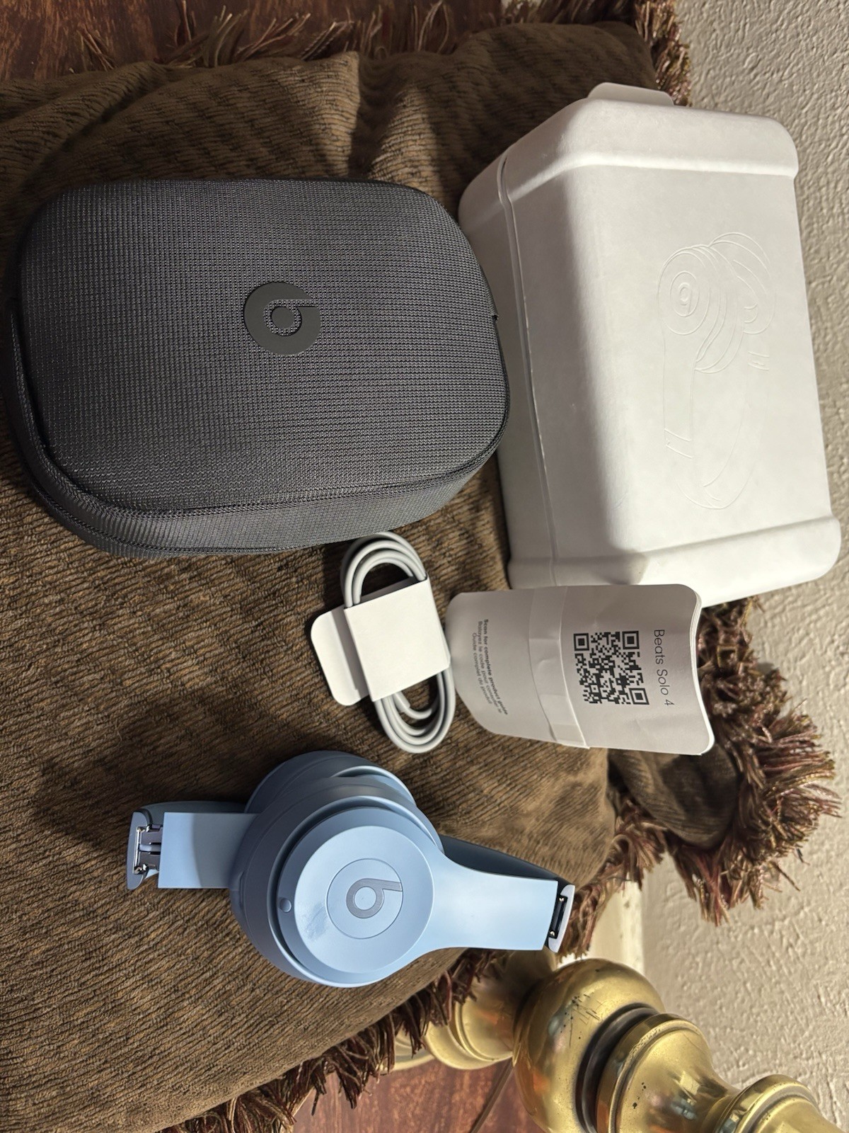 Beats Solo 4 Wireless Headphones Blue Excellent Condition