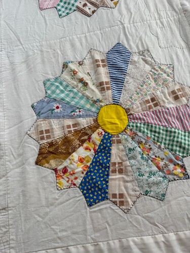 Vtg Handmade Dresden Plate Quilt 77"x90" Large White & Yellow A couple tears - Picture 19 of 22