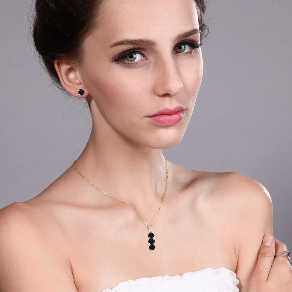 Juego de joyas colgantes y pendientes de diamantes y ónix de plata enchapados en oro amarillo de 18 quilates Foto 3 de 3