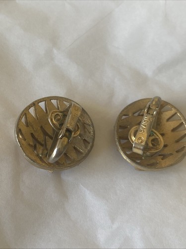 Vintage Crown Trifari Gold Tone Textured Geometric Round Clip Earrings - Picture 3 of 5