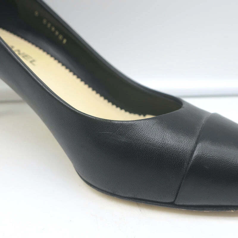 Zapatos de salón Chanel CC con punta dorada y puntera de cuero negro talla 37,5 Foto 2 de 4