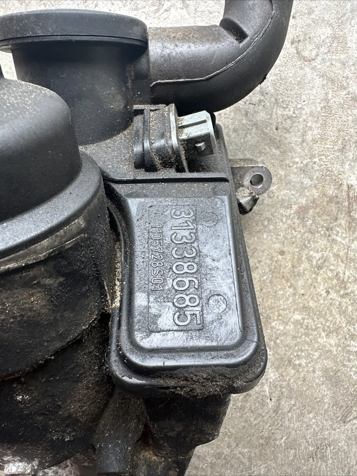 Genuine Volvo Oil Filter Housing With Oil Filter C30 C70 S40 S60 XC60  31338685 - Image 2 of 4