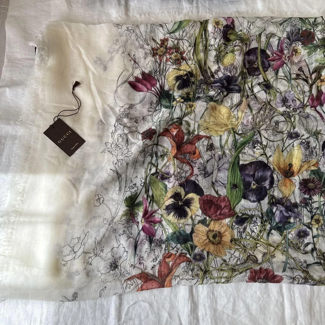 Foulard GUCCI laine cachemire blanc motif floral doux printemps été accessoire