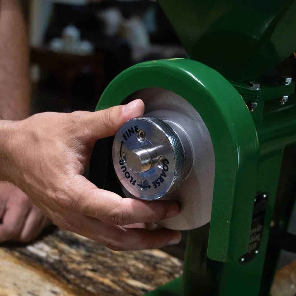 Molino de granos eléctrico manual Lehman's, muele cualquier grano seco a harina, capacidad de 6 tazas Foto 4 de 4