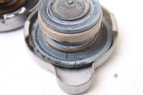 1997 Polaris Magnum 425 ATV Two Radiator Caps - bad rubber gasket on 1 - Bild 5 von 6