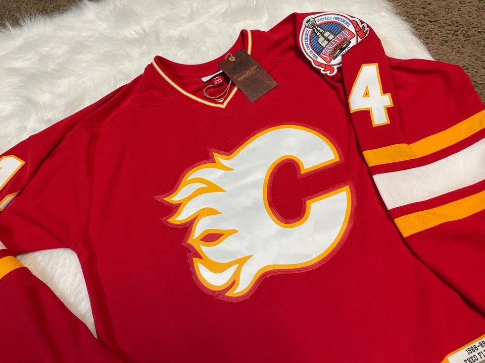 Camiseta de hóquei Calgary Flames Theo Fleury Mitchell & Ness masculina tamanho médio vermelha - Imagem 3 de 4