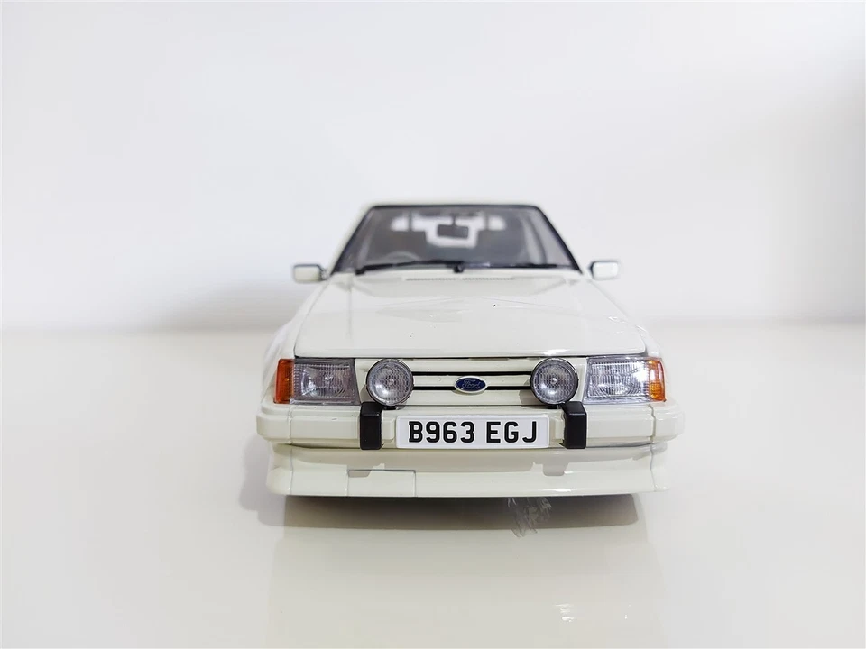 FORD ESCORT RS Turbo Bianco del 1984 - SUNSTAR 1/18 art. 4963 - Immagine 2 di 4