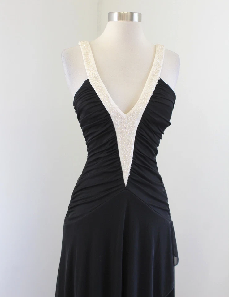 Vestido de fiesta de noche negro crema blanco dobladillo asimétrico talla S lentejuelas drapeado Foto 3 de 4