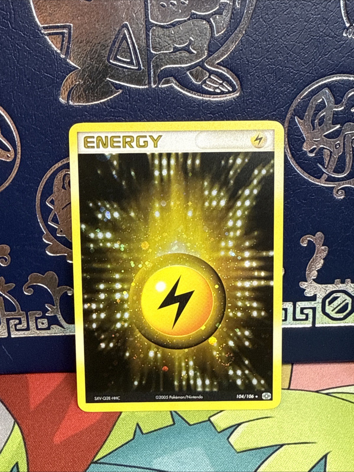 Pokémon 2005 Lightning Energy 104/106 Ex Emerald Holo NM Double SWIRLS