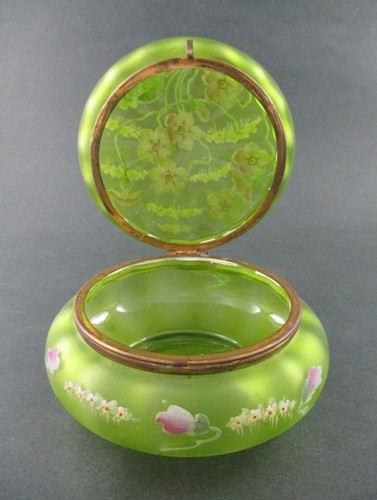 Antique DRESSER BOX - Lime GREEN art glass hp Enamel LAVENDER Flowers - BOHEMIAN - Picture 9 of 12
