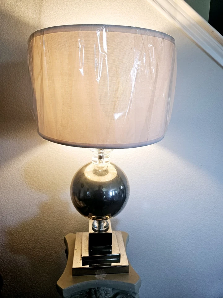 Lámpara de mesa Safavieh Alcott de vidrio de mercurio -Plata Safavieh Alcott vidrio de mercurio Foto 2 de 4