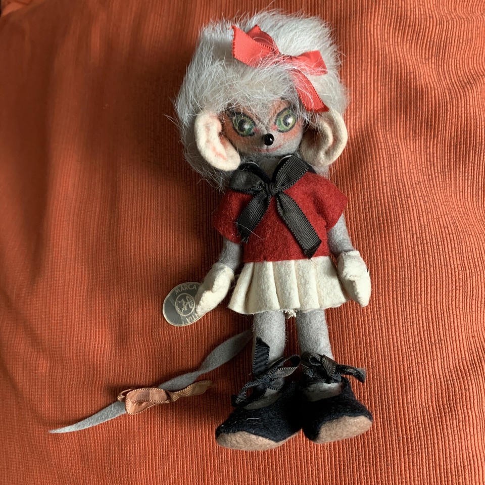 A mint-condition 1950s Lenci felt mouse with original Garantia tag — a pristine Italian collectible that commands a room on any shelf.