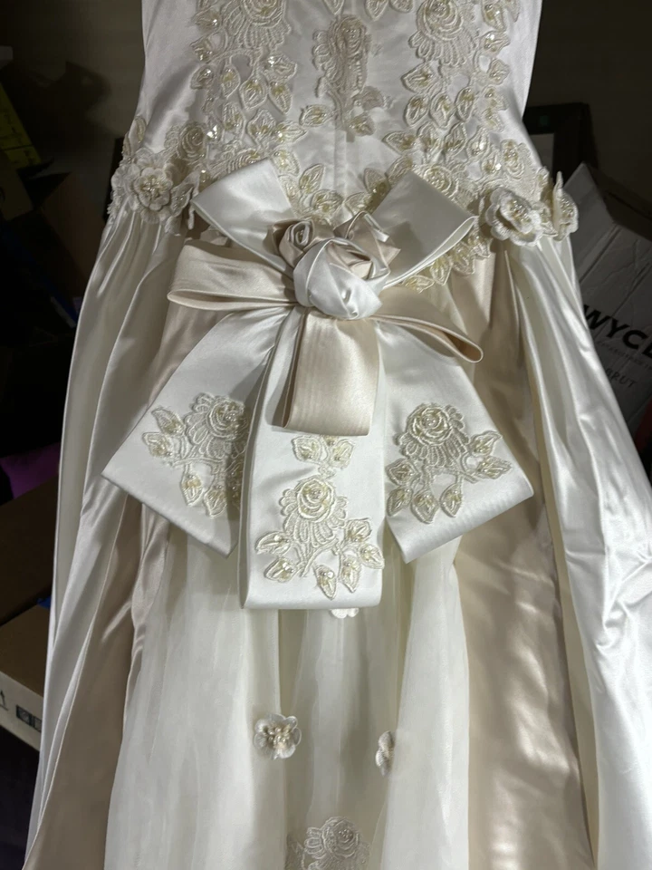 Michelangelo Original Plus Size 18 wedding dress W veil . 2-tone Train - Image 2 of 4