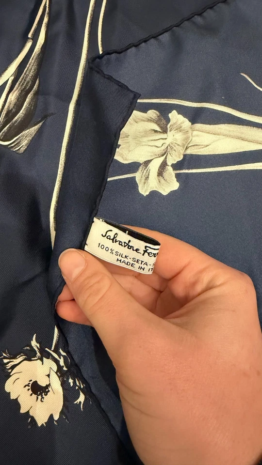 RARO! Auténtico SALVATORE FERRAGAMO Arte Floral 100% Seda Cuadrado Bufanda Azul Foto 3 de 4