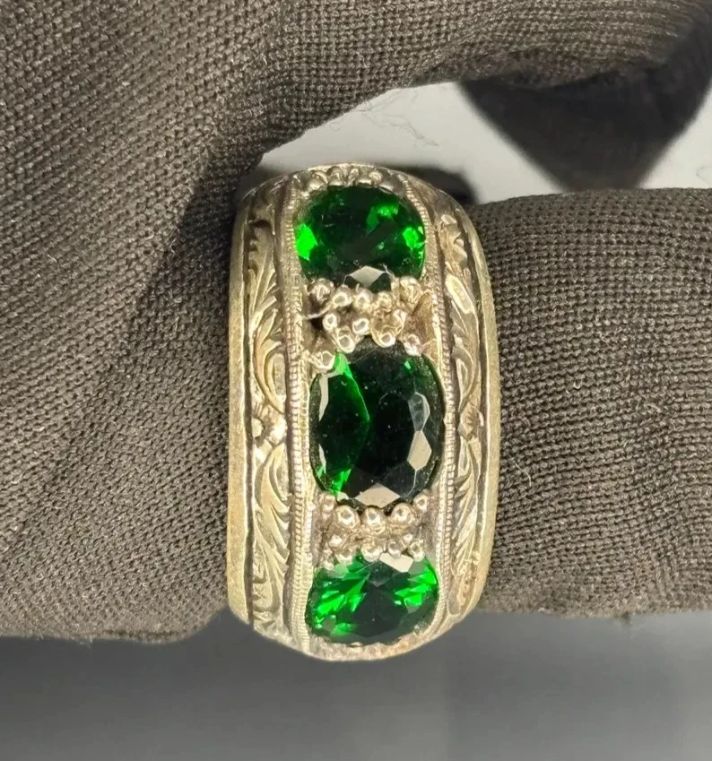 Handmade Sterling Silver Men's Ring: Emerald Green Stone, Vintage Inlaid Design - Image 4 of 4