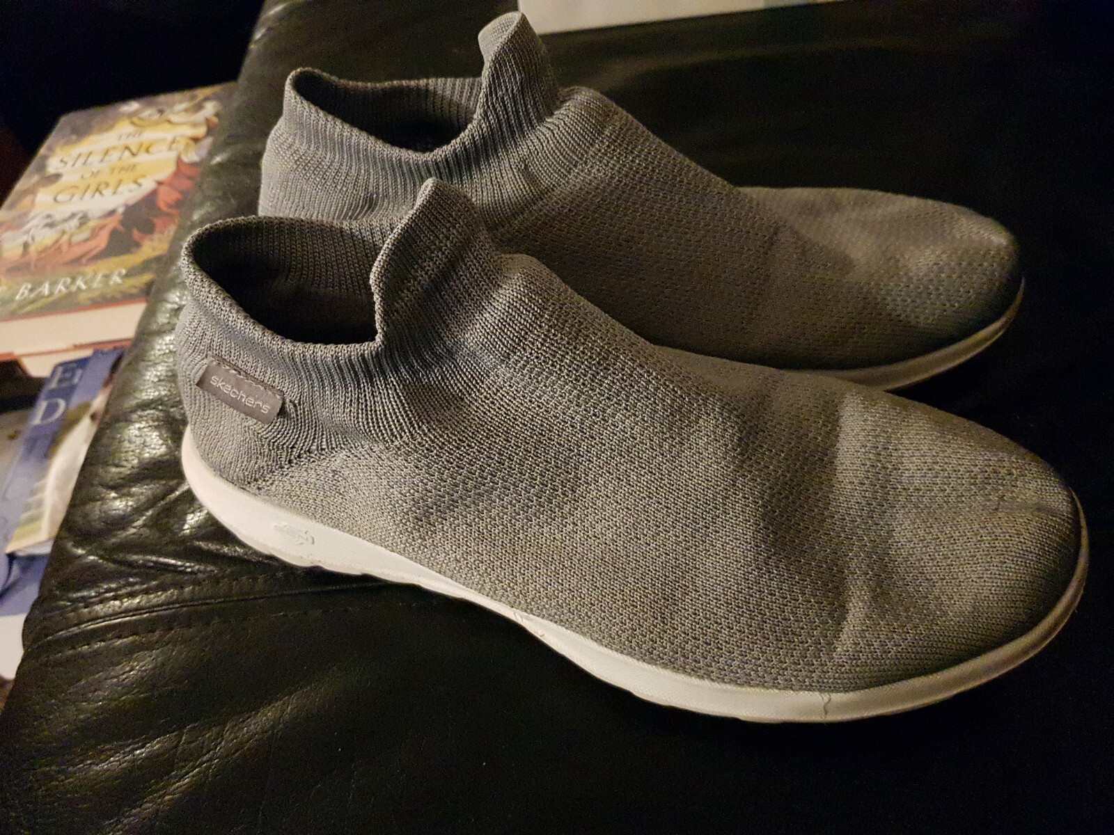 SAOLA Sketchers Ultra Calzino Grigio Slip On Trainer Suola Bianca Taglia uk 7
