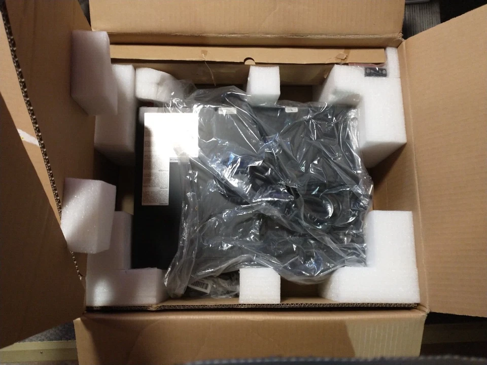 Tripp Lite SmartOnline 120V 1kVA 800W 2U Double-Conversion UPS (SU1000RTXL2UA) - Image 4 of 4