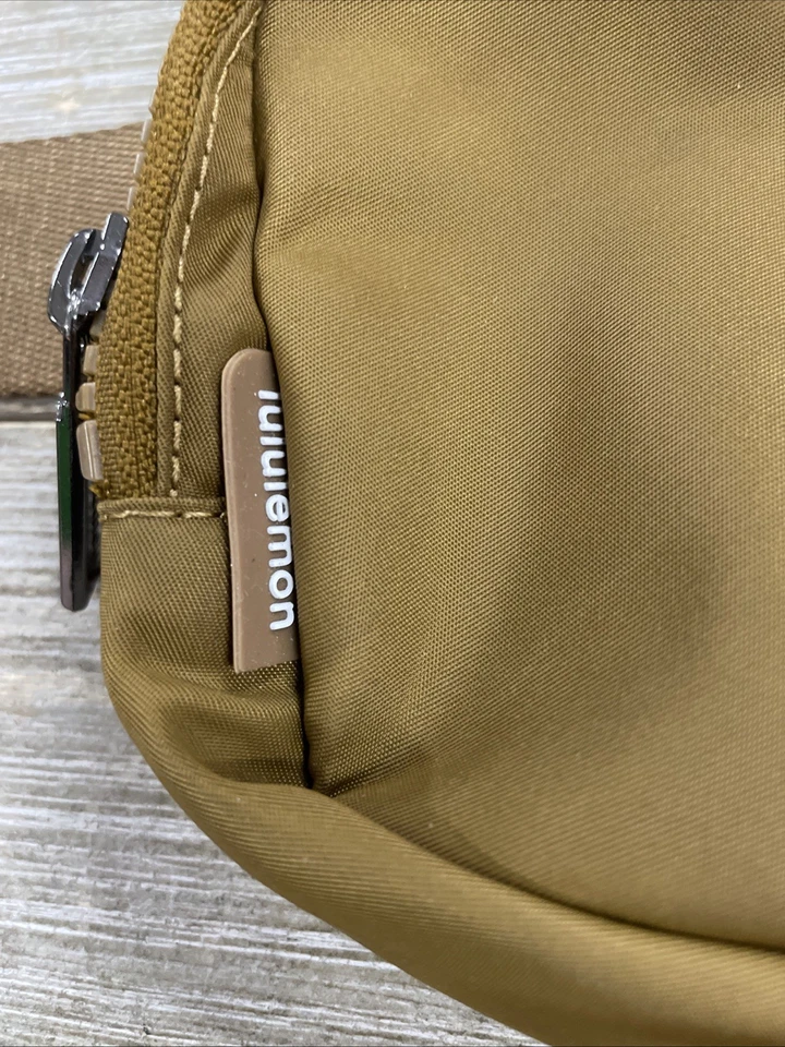 Bolso Cinturón Lululemon Everywhere Marrón Caramelo Quemado con Correa Ajustable Foto 4 de 4