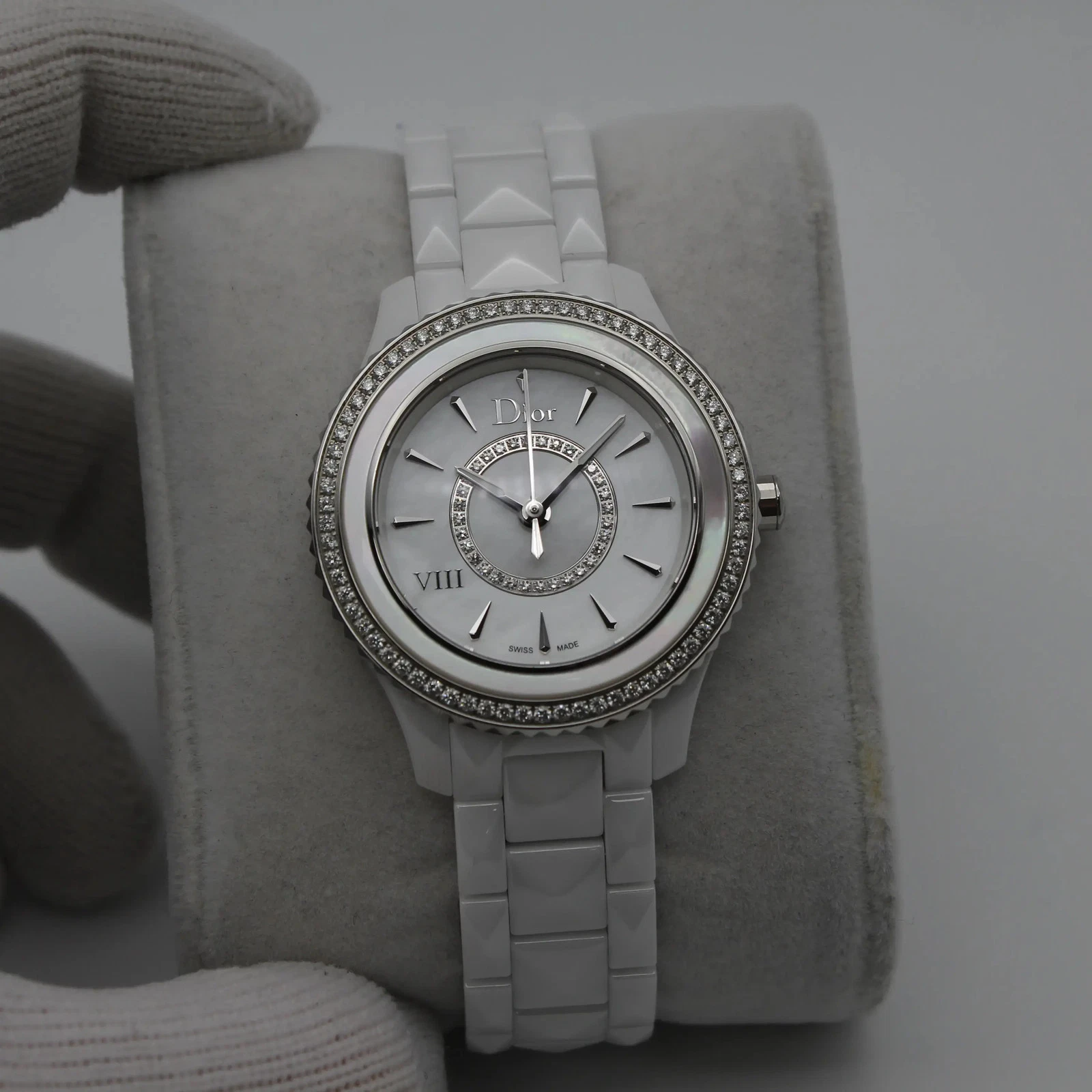 Montre pour femme Christian Dior VIII 33 mm cadran céramique diamant MOP CD1231E4C001