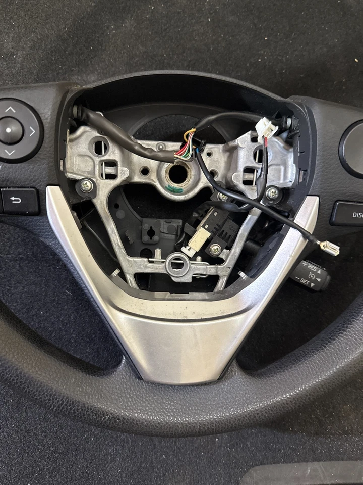 Volante Toyota Corolla 2014-2016 con controles y crucero OEM Foto 3 de 4