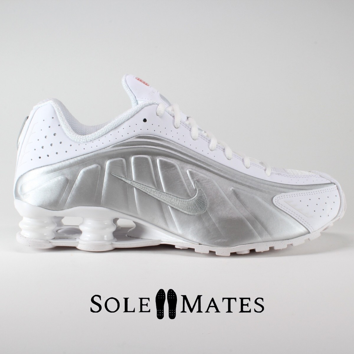 スニーカー (W) Nike Shox R4 White llic Silver s-l1200.png