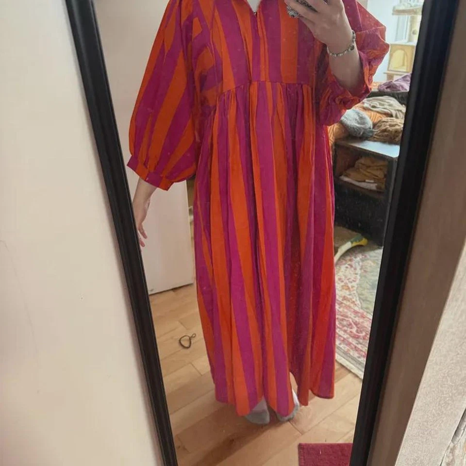 Vestido midi rosa estampado a rayas, vestido oversize cuello profundo con cierre de cuerda Foto 3 de 4