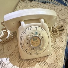 Teléfono de escritorio monofónico blanco con dial giratorio con cable en espiral, código de área 703