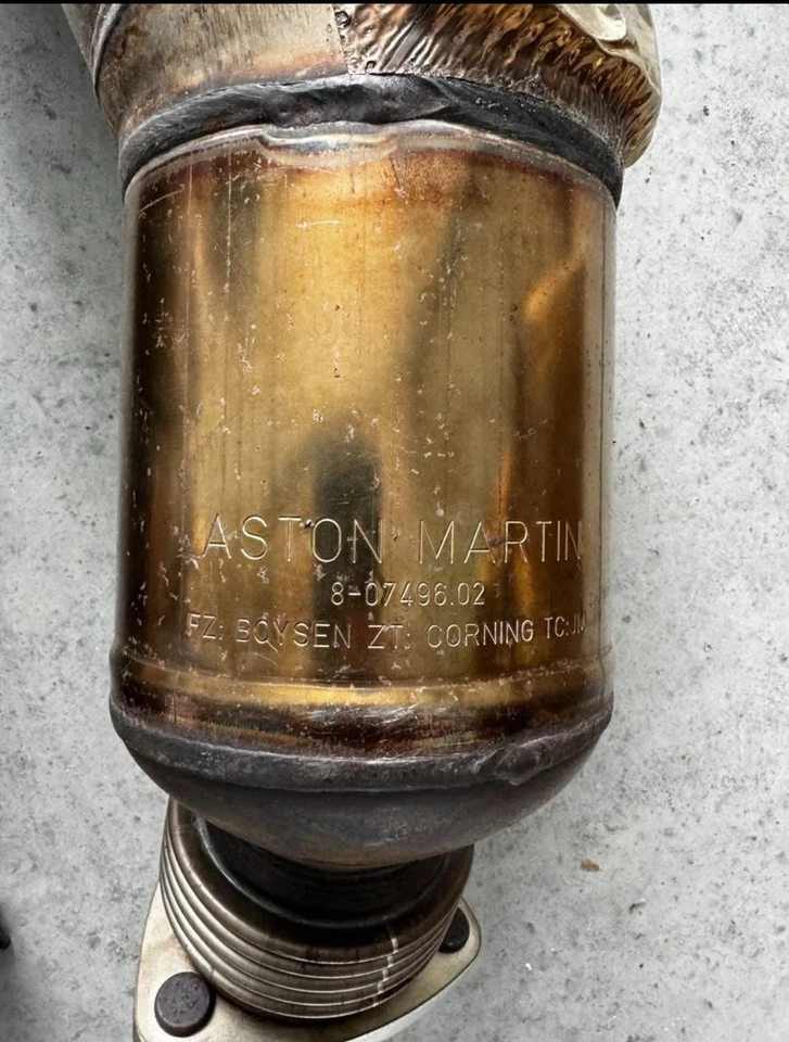 Convertidor catalítico Aston Martin DB12 V12 OEM Foto 2 de 4