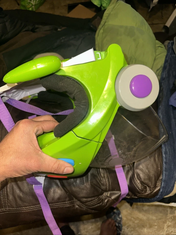 Casco armadura guardabosques espaciales luces y sonidos Toy Story 4 Buzz Lightyear Foto 2 de 4