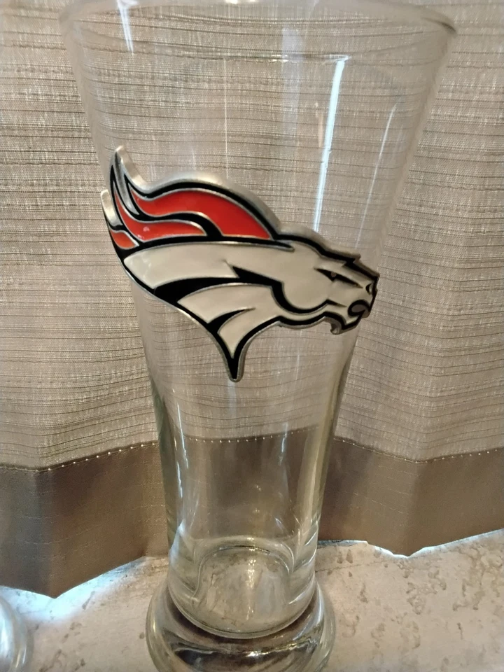 2 - Denver Broncos peltre cabeza de caballo logotipo gafas pilsner vidrio NFL Foto 3 de 4