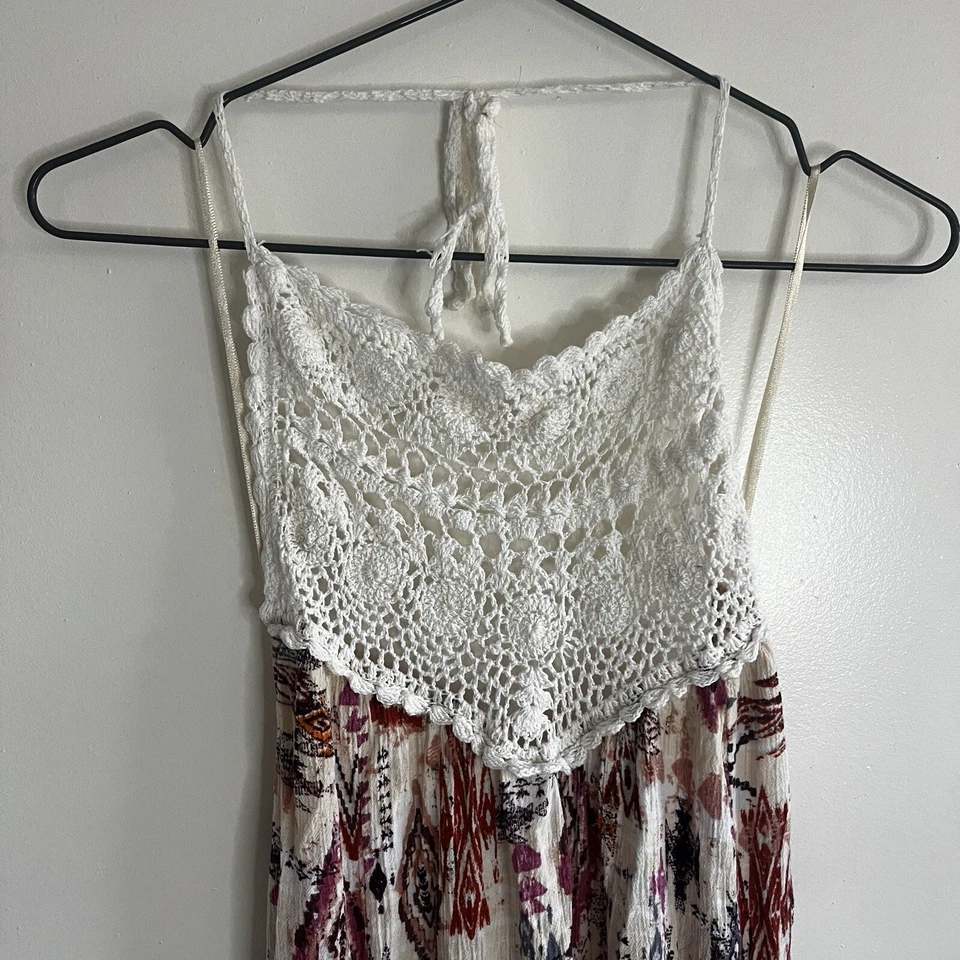 Maxi Vestido Billabong Beige Brillo Estampado Geo Espalda Baja Ventoso Crochet Halter Med Foto 3 de 4