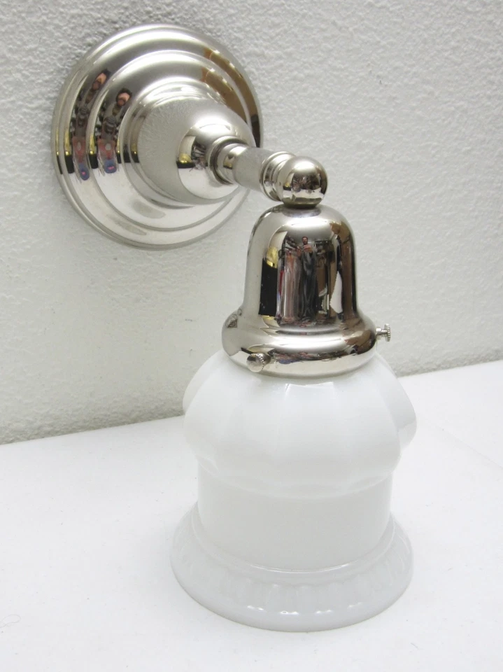 Arandela Rejuvenation Rose City com opala canelada sombra dórica, acabamento em níquel polido - Imagem 2 de 4