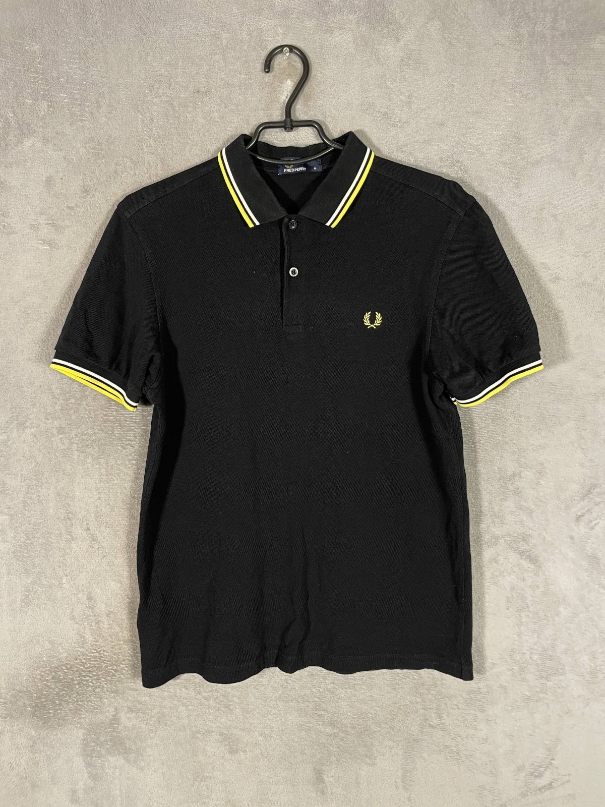 Camiseta polo informal Fred Perry negra amarilla de algodón para hombre talla M