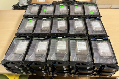 Lot of 75 EMC 005050854 AL13SXB600N 600GB 15K SAS HDD w/ 3.5 Tray