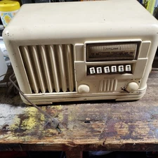 Vintage 1940's Montgomery Wards Airline Bakelite Tube Radio Model 04WG-611