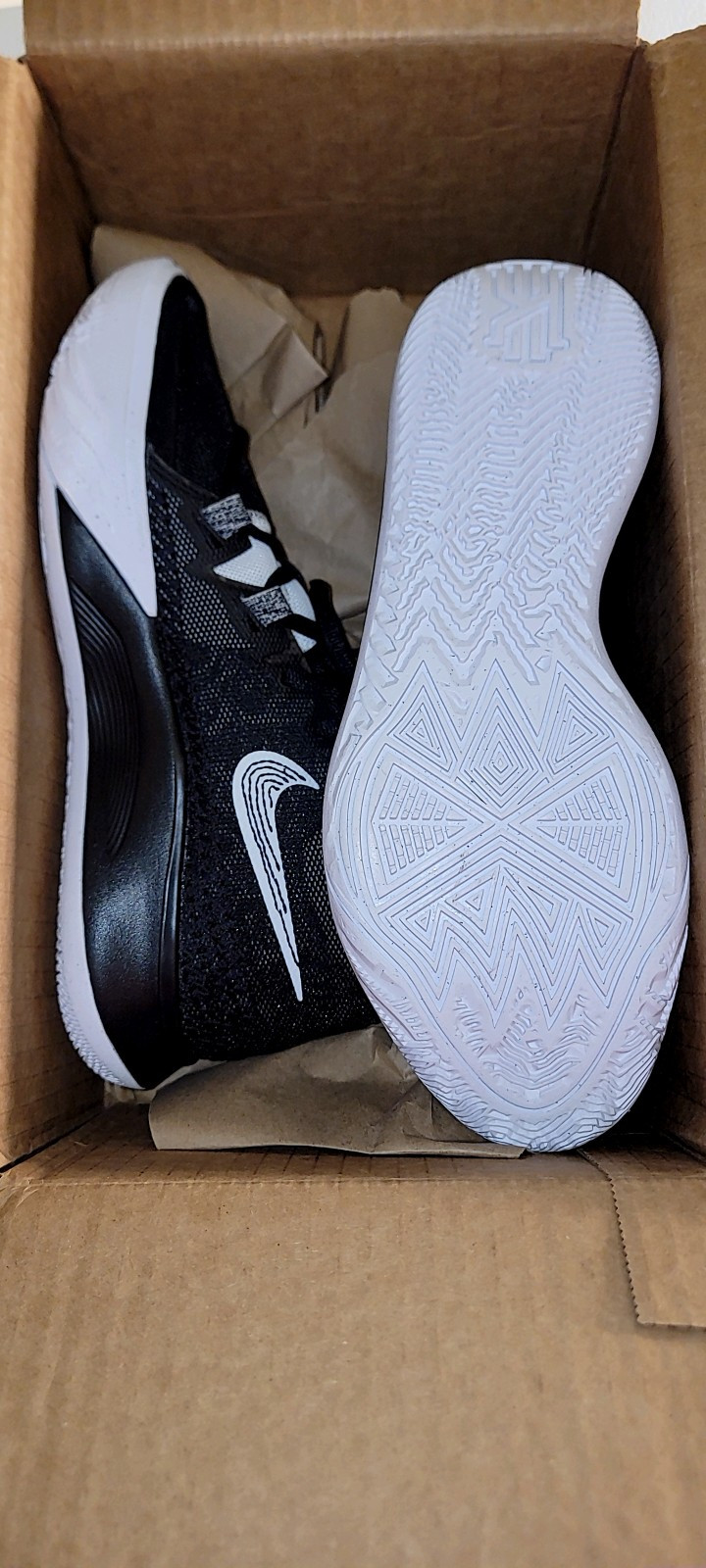 Nike Kyrie Flytrap 6 Black White Athletic Shoes Men display picture 1