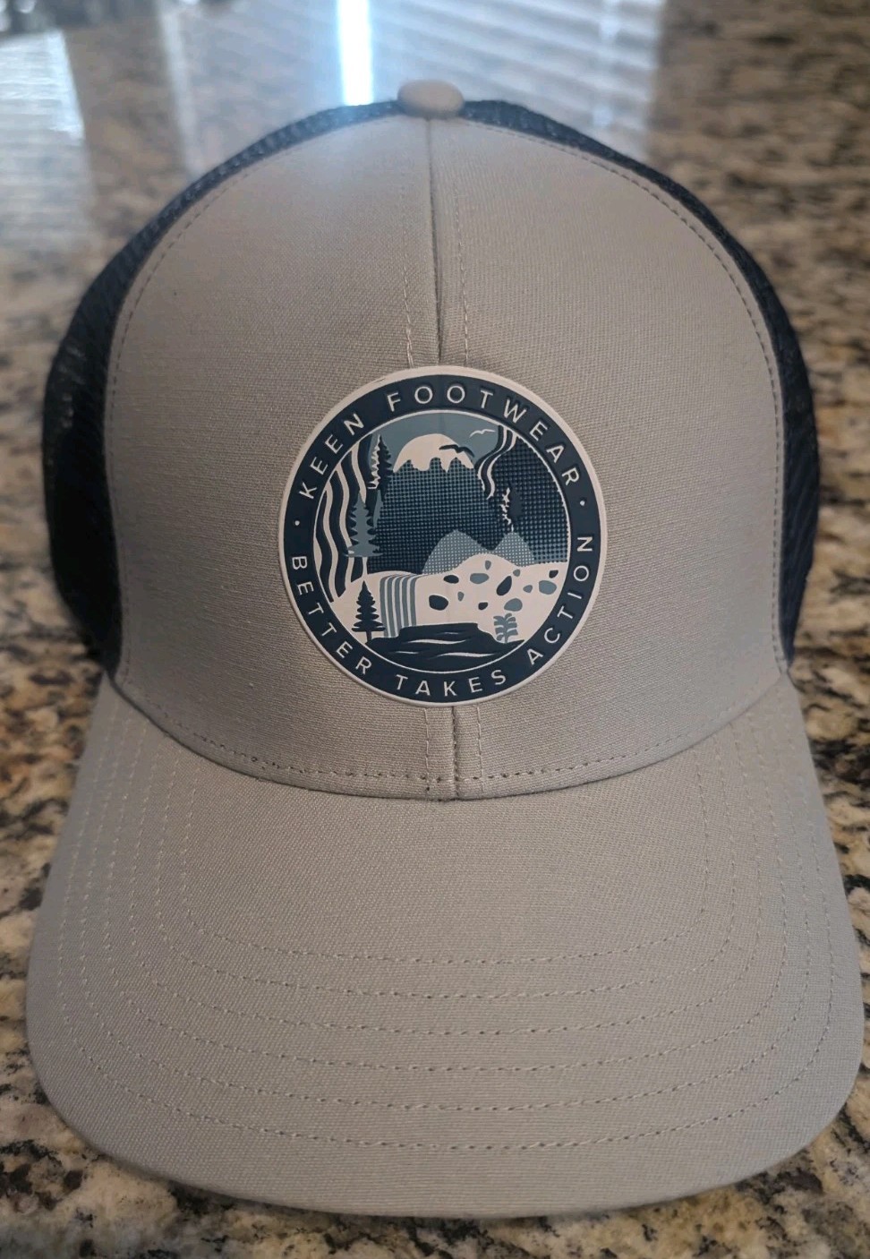 Cappellino a sfera regolabile Keen grigio e blu navy cascata tema montagna esterno