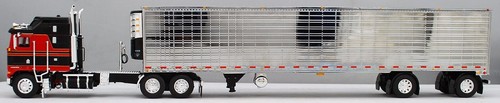 DCP 1/64 60-1556 RED & BLACK KENWORTH K100 AERODYNE LONG FRAME W/MATCHING REEFER - Picture 2 of 6