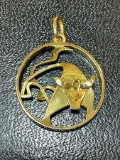 Colgante signo del zodiaco de Tauro de oro amarillo de 18 quilates Gubelin