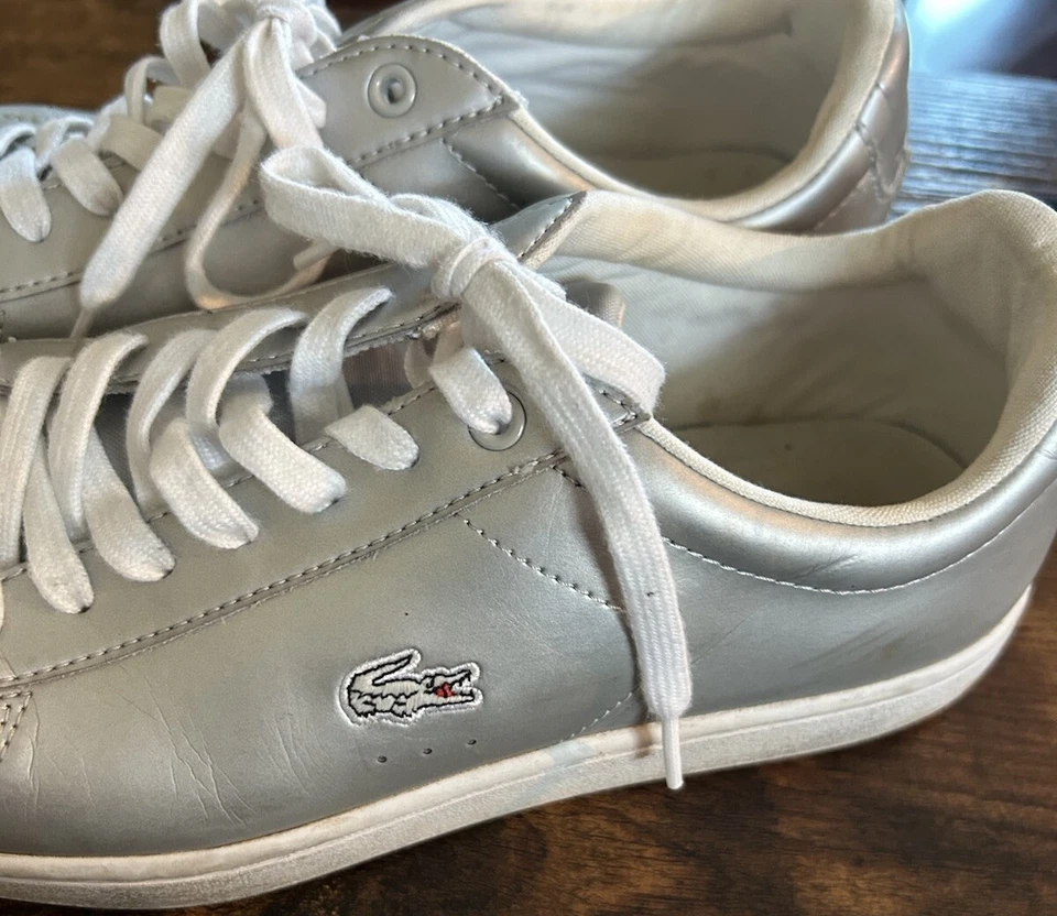 Zapatillas deportivas Lacoste Carnaby para mujer talla 8,5 de cuero plateado satinado con cordones SBKK Foto 3 de 4